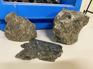 Ca. 22x Spectroliet ruwe brokken