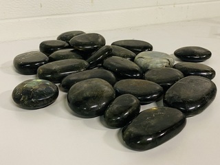 Ca. 22x Labradoriet handsteen