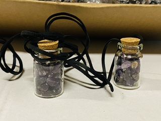 Ca. 100x Geschenkflesjes aan koord met amethist