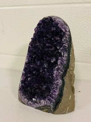 Amethist druse met gepolijste randen, paars