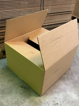 65 Grote verzenddozen 53x51x32cm dubbelgolf Bruin