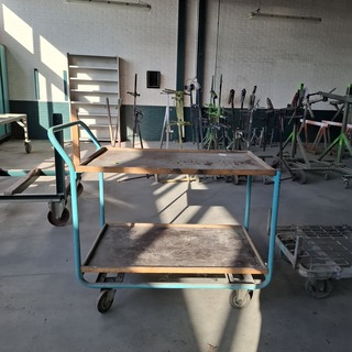 Magazijnwagen met transporthondje