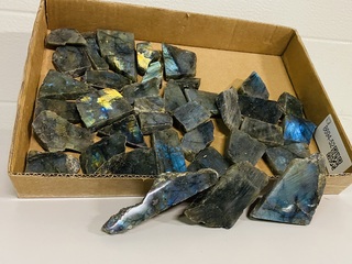 Ca. 36x Labradoriet plakjes