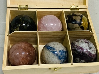 6x Edelsteenbollen in houten kist