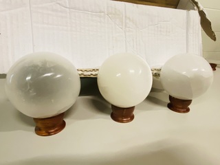 Ca. 45x Volle doos met Seleniet bol 8 cm, Wit