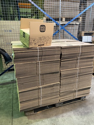 Ca. 300x Verzenddozen 35x27x14cm dubbelgolf, bruin