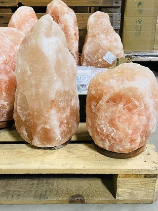 Ca. 16x Himalaya zoutlampen met houten voet