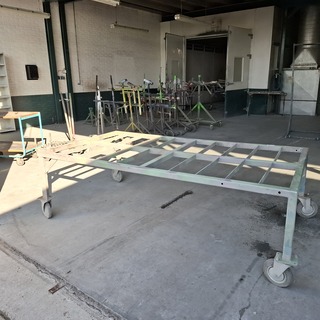 Verrijdbaar metalen frame