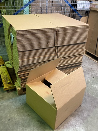 65 Grote verzenddozen 53x51x32cm dubbelgolf Bruin