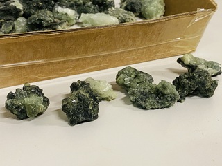 Ca. 121x Prehniet brokjes