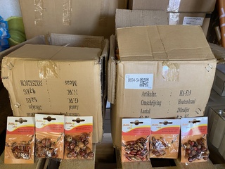 Partij ca. 500 zakjes diverse setjes houten kralen