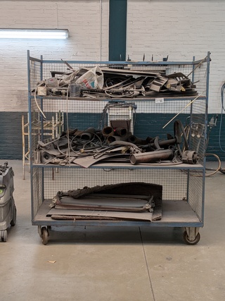 Diverse eend onderdelen in magazijnwagen