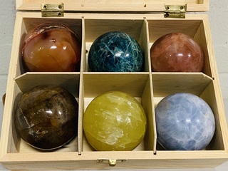 6 Edelsteenbollen in houten bak