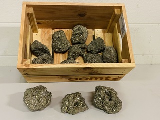 Ca. 12x Pyriet clusters