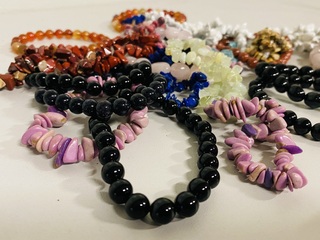 Ca. 30x Assorti armbanden kogel/trommel/split