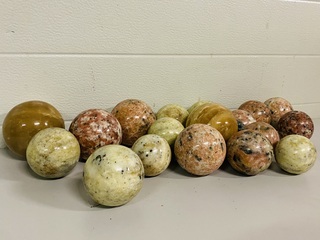 Ca. 18x Calciet / opaal bollen