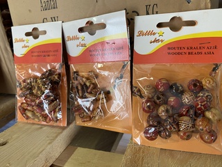 Partij ca. 500 zakjes diverse setjes houten kralen