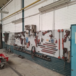 Divers richtbank en carrosserie-reparatieapparatuur op wandbord