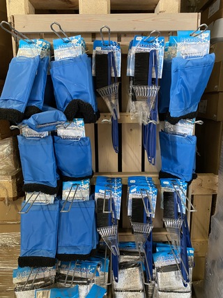 Partij ruitenkrabbers en raamfolie