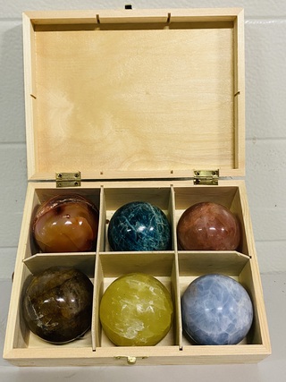 6 Edelsteenbollen in houten bak