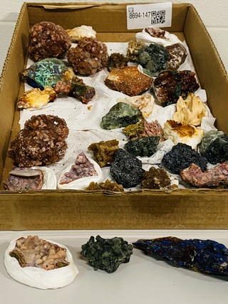 Doos met 35 stuks diverse mineralen