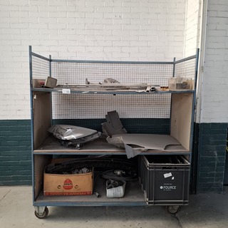 Magazijnwagen met diverse auto-onderdelen