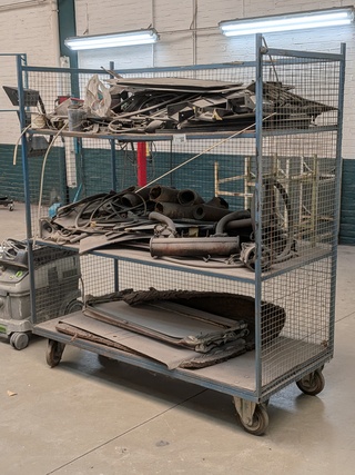 Diverse eend onderdelen in magazijnwagen