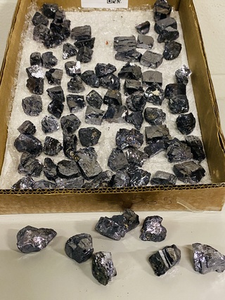 Ca. 90x Galeniet brokjes