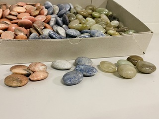 Ca. 250x Handsteen Rhodoniet/Maansteen/Lazuliet