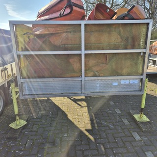 Opzetbak met olieschermen op poten