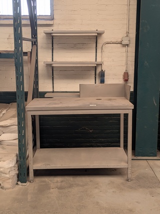 Metalen werkbank met 3x wandschap