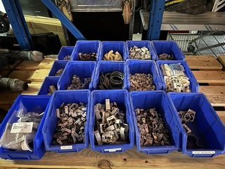 Ca. 16x Bak met klemmen/beugels