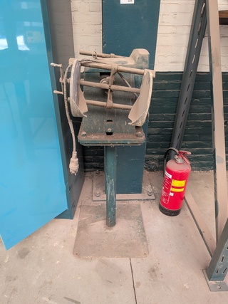 Busschudder op sokkel