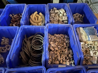 Ca. 16x Bak met klemmen/beugels