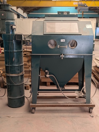 Straalcabine met zandblazer Holland Mineraal bv, 42 24, bouwjaar 2000