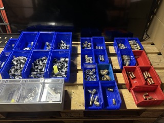 Ca. 23x Stapelbak met diverse koppelingen