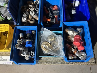 Partij diverse koppelingen in stapelbakken