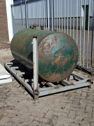 Vloeistoftank op transportbok