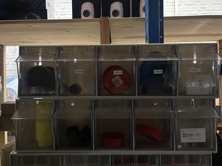 4x Assortimentsbakken met bouwmaterialen