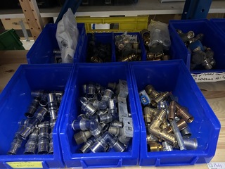 Partij koppelingen in stapelbakken