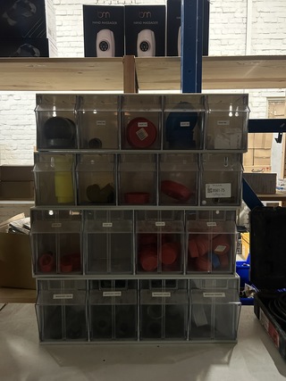 4x Assortimentsbakken met bouwmaterialen