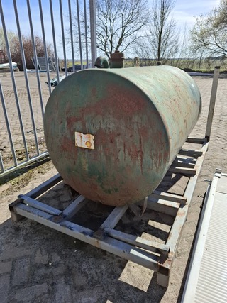 Vloeistoftank op transportbok