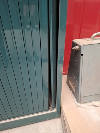 Lameldeurkast met inhoud