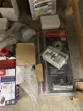 Partij bouwmarkt artikelen w.o. afvoerplug, hoekstopkraan W.o. Raminex