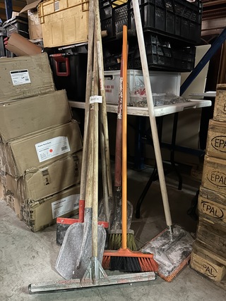 8x Schoonmaakartikelen w.o. bezems, trekker