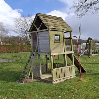 Speelhuisje met atributen