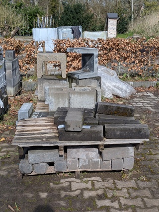 Partij pallisade blokken en U-stenen