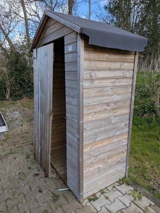 Picknicktafel met tuinhuisje