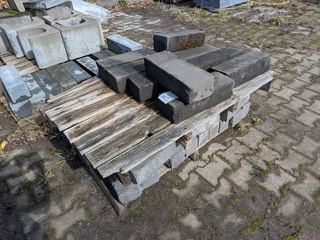 Partij pallisade blokken en U-stenen