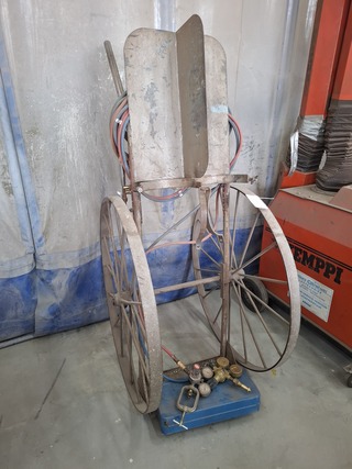 Branderset op steekwagen